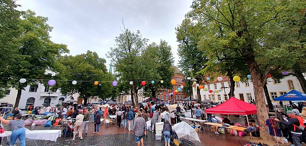 Es geht wieder los: Die Flohmarkt-Saison auf dem Klosterplatz startet wieder. - © Kurt Ehmke