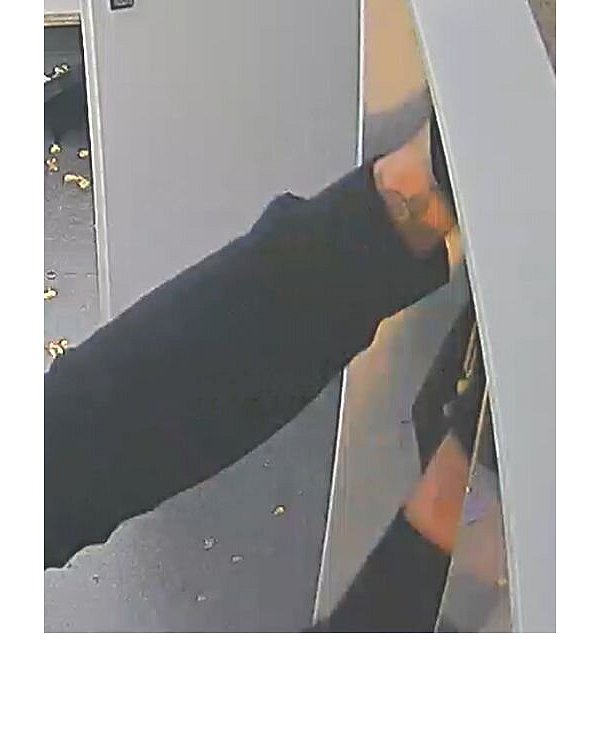 Dieses Foto zeigt das Tattoo des schwarz gekleideten Täters an der Handgelenkinnenseite. - © Polizei