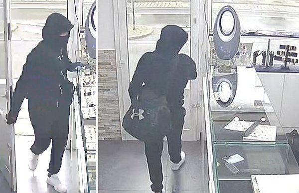 Der zweite Täter trug eine schwarze Tasche und steckte die Goldschmuckstücke, die er aus der Auslage nahm, dort hinein. - © Polizei