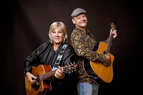 Angie Burkert und Jens Kühn sind das Duo "Saitenspringer". Es spielt zum Kulturosterbrunch in der Neuen Schmiede. - © PR Neue Schmiede