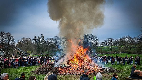 Für die Osterfeuer gelten strikte Regeln: Nur bestimmte Dinge dürfen verbrannt werden. - © Sarah Jonek