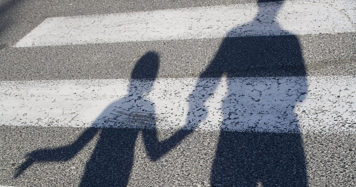 Irrsinniges Überholmanöver in Bielefeld: Vater rettet Sohn reflexartig auf dem Zebrastreifen