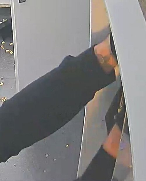 Dieses Foto zeigt das Tattoo des schwarz gekleideten Täters an der Handgelenkinnenseite. - © Polizei