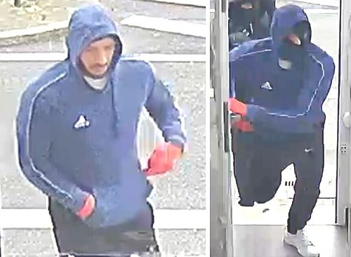 Dieser Mann wurde kurz vor Betreten des Geschäfts noch unmaskiert aufgenommen. Kurz darauf hatte er sich vermummt. - © Polizei