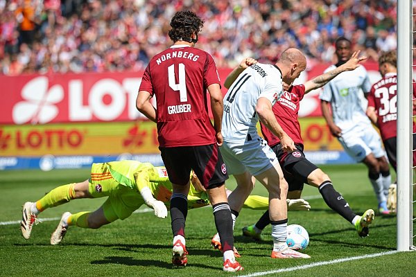 Sven Michel (M.) vom SC Paderborn steht goldrichtig und erzielt das zwischenzeitliche 3:1 für den SCP. - © Daniel Karmann/dpa