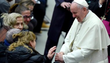 So reagiert OWL, Deutschland und die Welt auf den Tod von Papst Franziskus