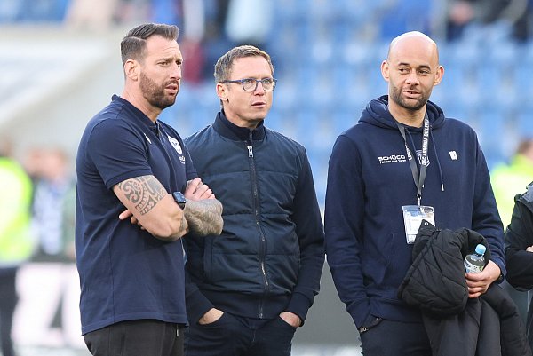 Arminia Bielefelds Trainer Mitch Kniat, Sport-Geschäftsführer Michael Mutzel und Pressesprecher Malik Schacht (v.l.) sind mit der Berichterstattung über den DSC nicht einverstanden. - © Oliver Krato