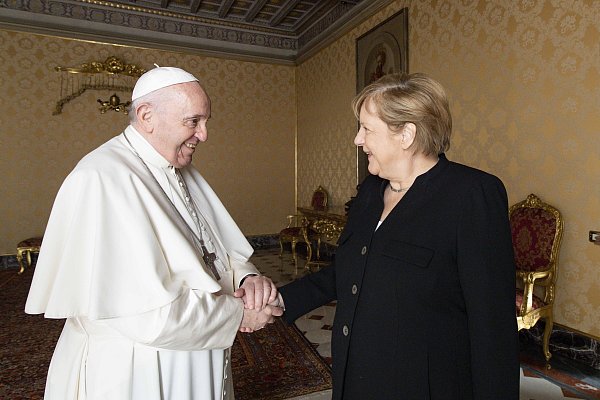 Papst Franziskus empfing die damalige deutsche Bundeskanzlerin Angela Merkel in seiner Bibliothek im Vatikan. (Archivfoto) - © dpa
