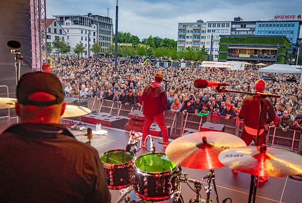 Besser geeignet fürs Public Viewing? Etwa 8.000 Besucher verfolgen 2022 ein Konzert von Tom Gregory auf dem Bielefelder Kesselbrink - der Platz hat seine Eignung für Großveranstaltungen unter Beweis gestellt. - © Mike-Dennis Müller / www.mdm.photo