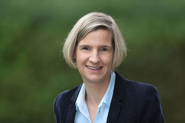 Mareike Patock, Redakteurin in der NW-Lokalredaktion Enger-Spenge, empfiehlt zum Tag des Buches einen Krimi aus den Wäldern Kanadas. - © Wolfgang Rudolf