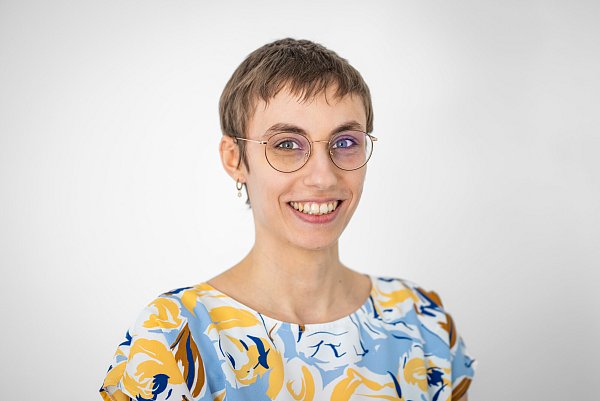 Online-Redakteurin Annika Könntgen empfiehlt ein Buch, das ebenso skurril und unterhaltsam wie auch ernst ist. - © Sara Jonek
