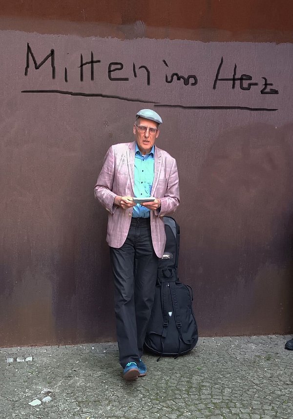 Heinz Flottmann lädt zum kabarettistischer Altstadtrundgang ein. - © PR