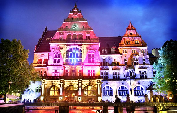 Das Alte Rathaus wird beleuchtet bei den Bielefelder Nachtansichten. - © Bielefeld Marketing GmbH