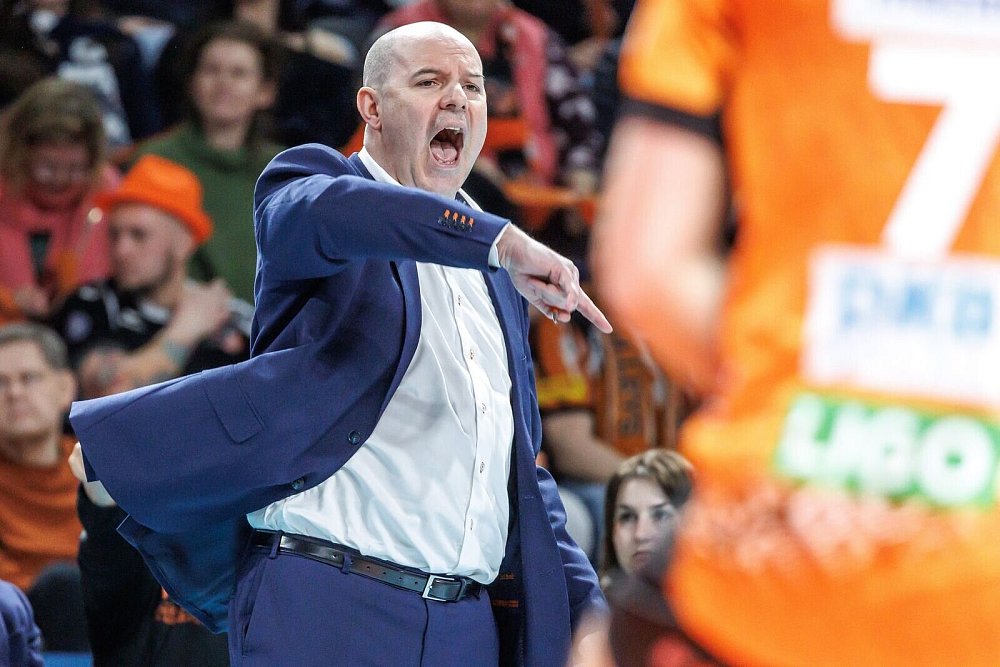 Trainer Banks und die Volleys wollen aus den Niederlagen lernen. - © Andreas Gora/dpa