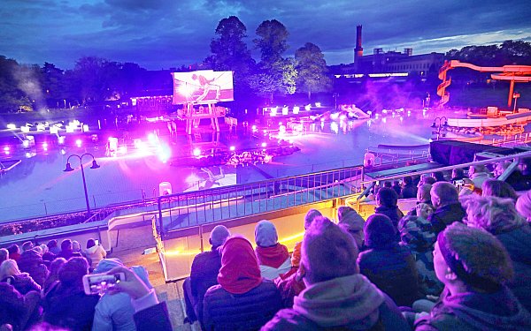 Die Lichtshow im Wiesenbad zählt zu einem der Highlights. - © Bielefeld Marketing/ Sarah Jonek