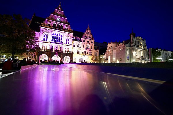 Auch am alten Rathaus gibt es beeindruckende Lichtinstallationen. - © Peter Unger