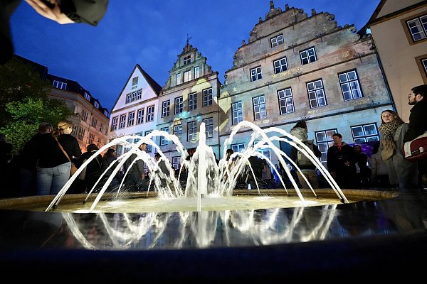 Magisch kommt immer wieder das Licht zum Einsatz bei den Nachtansichten. - © Peter Unger