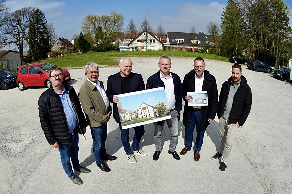 Klaus Rohlfing (v.l.), Rolf Wacker (beide Bethel.regional), Architekt Markus Bergedieck, Kai Schwartz (Freie Scholle) Stefan Helling-Voß (Bethel.regional) und Maximilian Neugebauer stellen das Projekt in Schildesche vor. - © Peter Unger