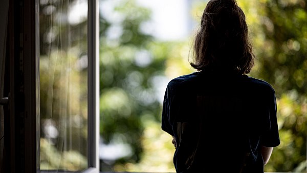 Einsamkeit ist keine Frage des Alters. Auch junge Menschen können an Isolation leiden. - © dpa