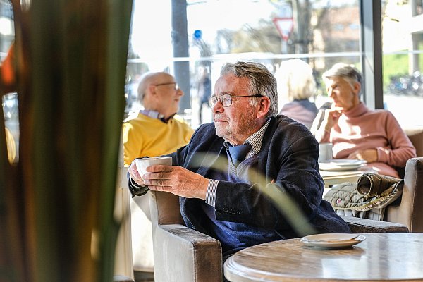 Einsam, sogar wenn er unter Menschen ist, fühlt sich so mancher ältere Mensch. Senioren sind häufig von Krankheit und Verlust betroffen. - © epd-Bild/Jens Schulze