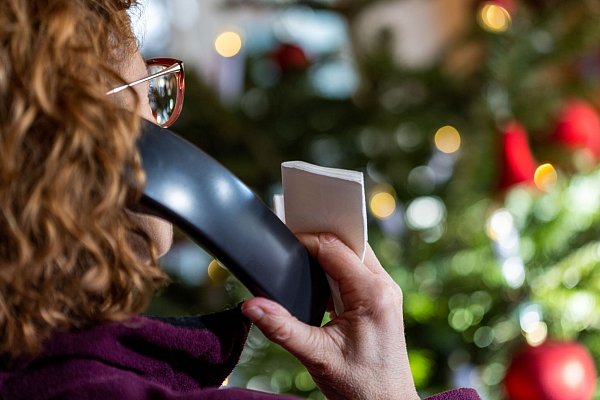 Rund um die jährlichen Feiertage steigt bei vielen Menschen, die sich einsam fühlen, das Bedürfnis, mit jemandem zu sprechen. Die Telefonpatenschaften schaffen ein Angebot. - © Jens Büttner/dpa