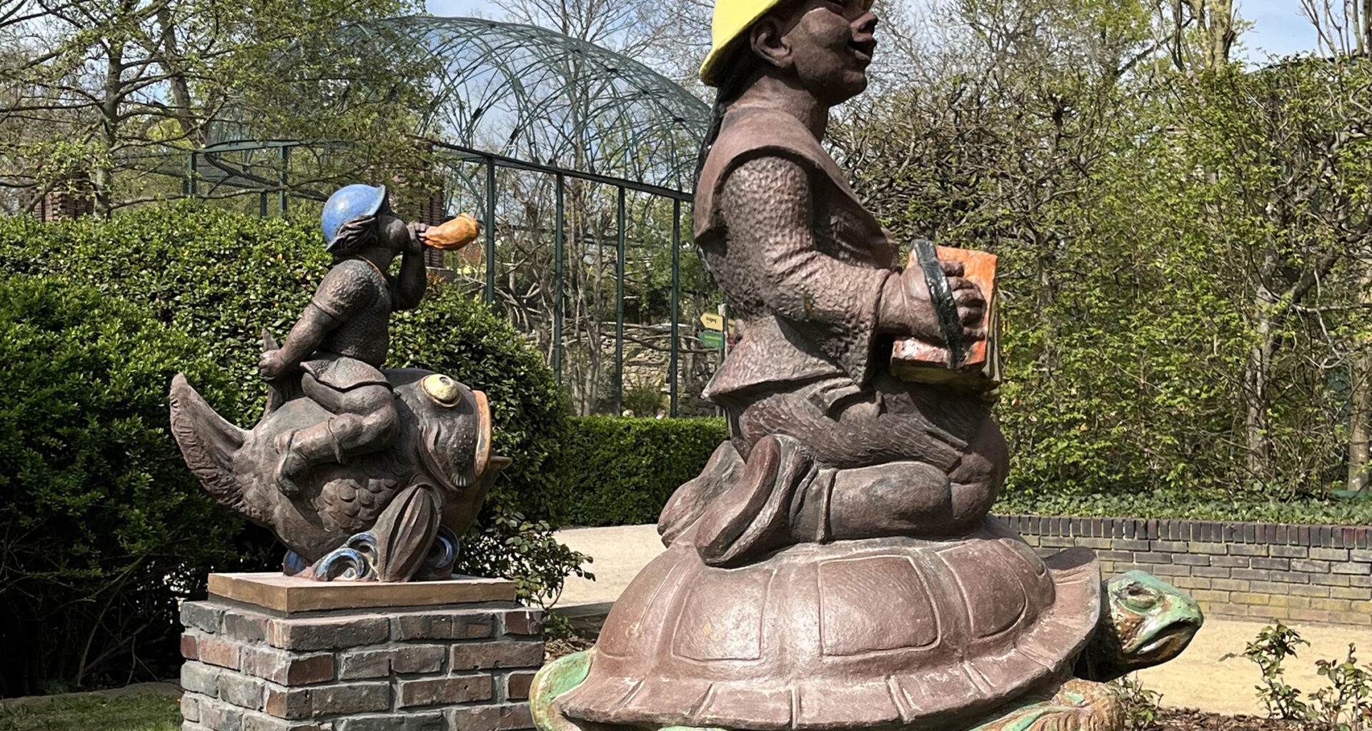 Keramiken „Vier Kontinente“ wieder im Zoo Leipzig aufgestellt · Leipziger Zeitung