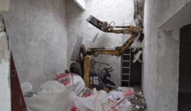 Bagger bricht durch Gebäude-Decke: 48-Jähriger in München schwer verletzt