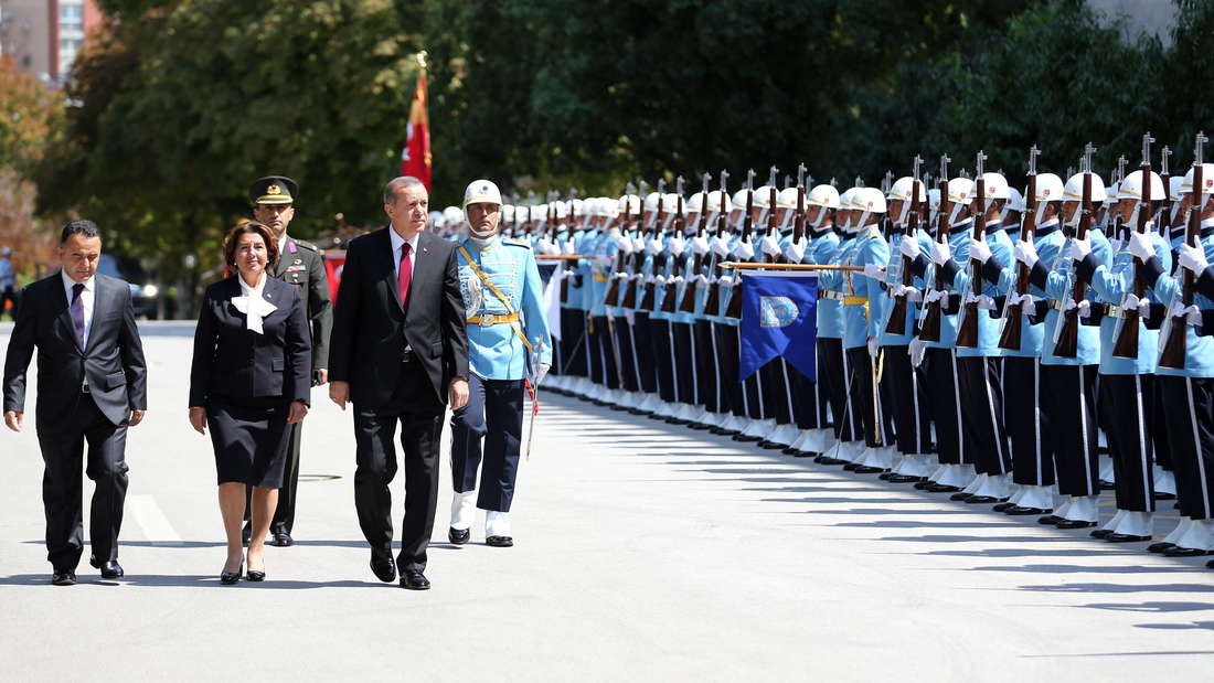 Im Jahr 2017 setzte Recep Tayyip Erdogan mithilfe eines Referendums eine Verfassungsänderung durch, bei der es vor allem um die Bündelung der Exekutivbefugnisse ging. Dadurch gewann der türkische Präsident noch mehr Einfluss auf die Justiz. Die Opposition sprach von Wahlbetrug. Auch Untersuchungen von Forschenden legen nahe, dass das Referendum manipuliert wurde.