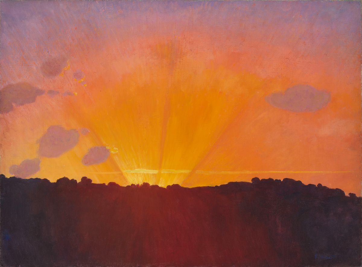 Dramatischer Sonnenuntergang mit orangen und pinken Wolken über einer dunklen Hügelkette, Sonnenstrahlen am Himmel sichtbar.