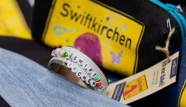 „Swiftkirchen“-Fanartikel: Diese Nachricht freut Taylor-Swift-Fans | Regional