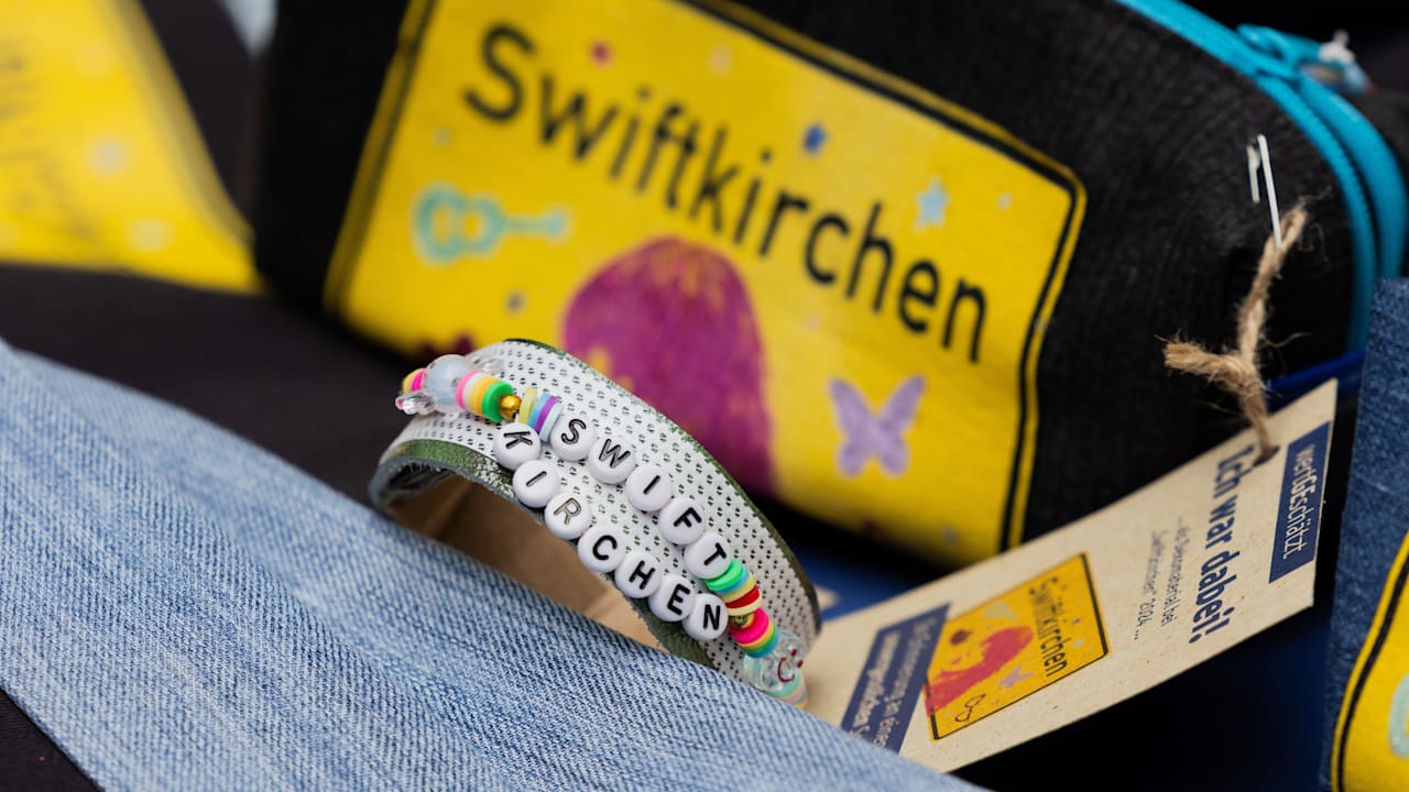 „Swiftkirchen“-Fanartikel: Diese Nachricht freut Taylor-Swift-Fans | Regional