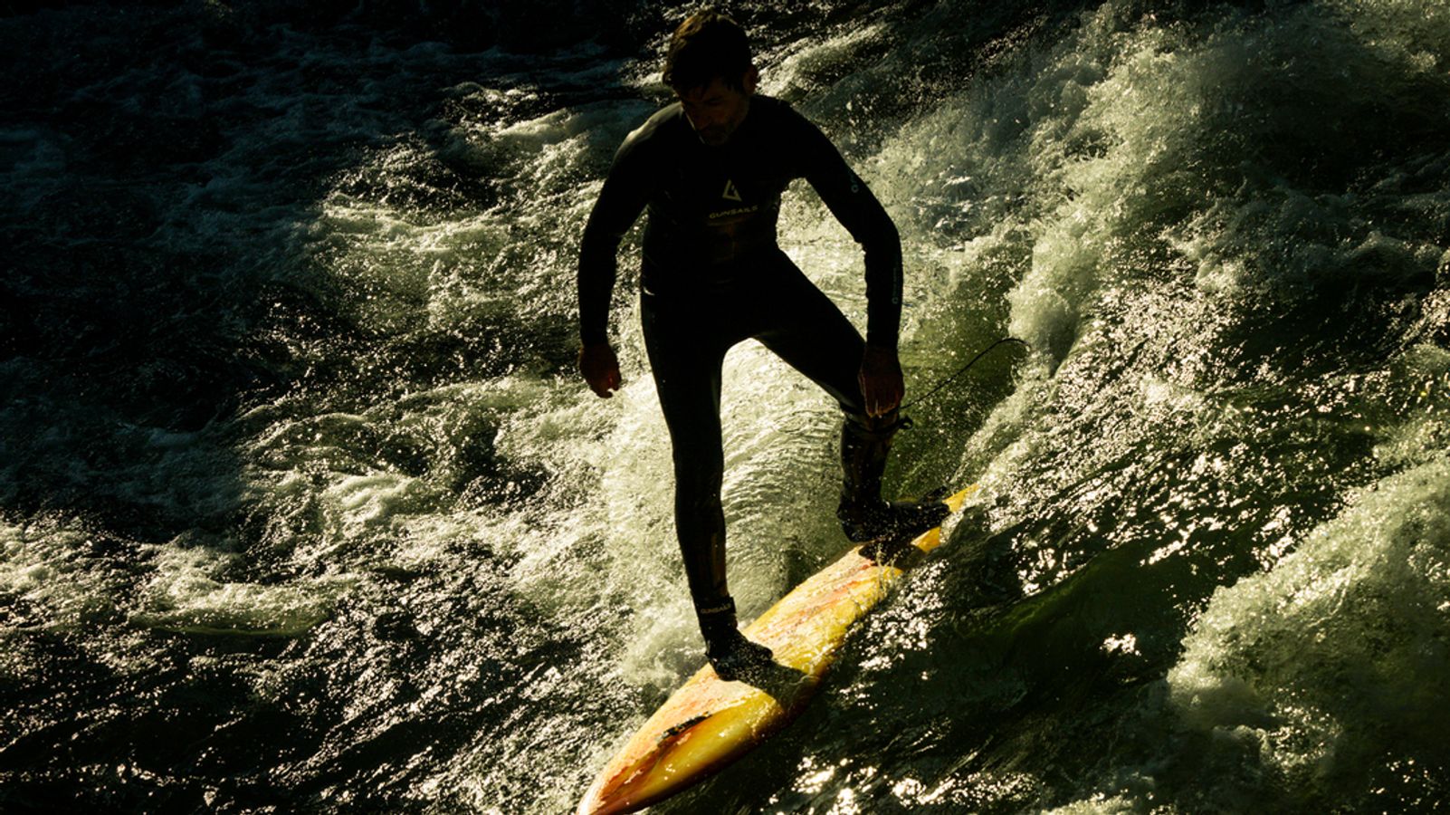 Münchner Eisbachwelle nach Surf-Unfall gesperrt