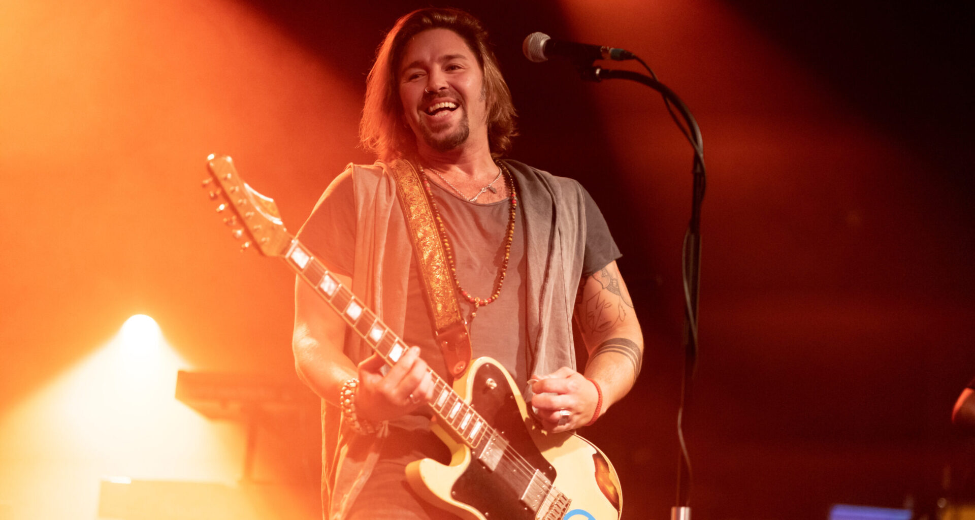 Gil Ofarim steht bei einem Konzert auf der Bühne. Derzeit tourt er mit seinem neuen Album.
