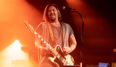 Gil Ofarim steht bei einem Konzert auf der Bühne. Derzeit tourt er mit seinem neuen Album.