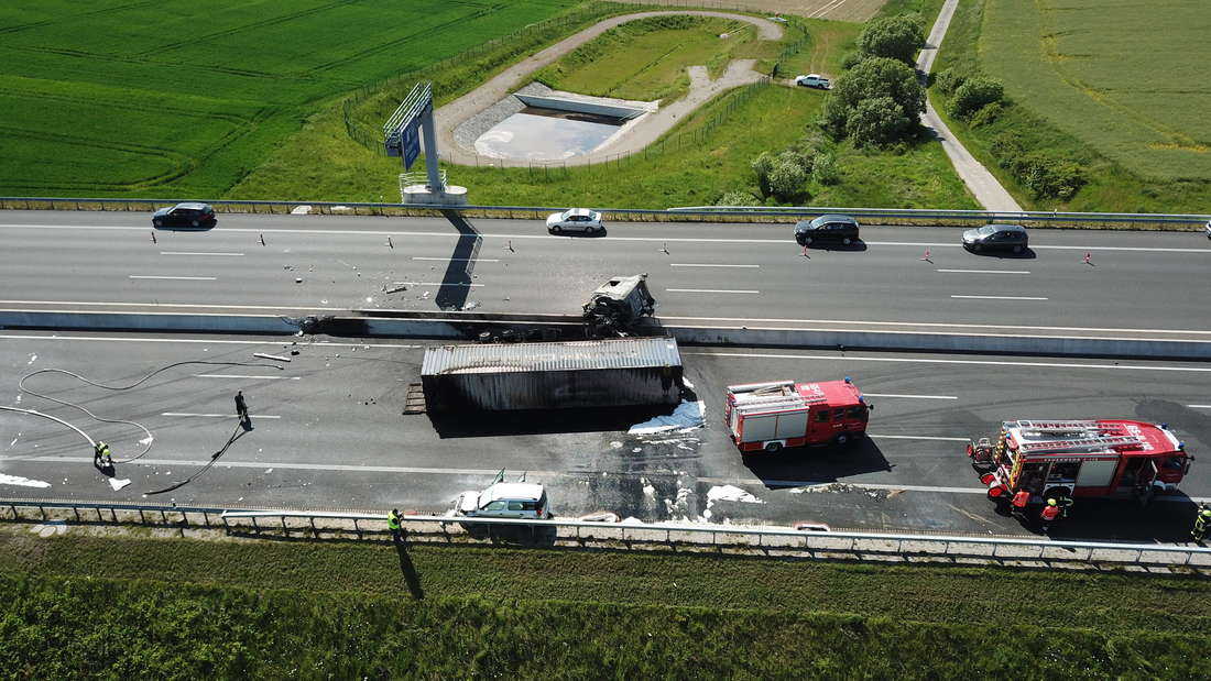 Bei schweren Verkehrsunfällen kann das schnelle und richtige Handeln anderer Verkehrsteilnehmer oder Passanten als Ersthelfer über Leben und Tod entscheiden. Auf den nächsten Bildern zeigen wir Ihnen die wichtigsten Erste-Hilfe-Maßnahmen und wie sie zu leisten sind.