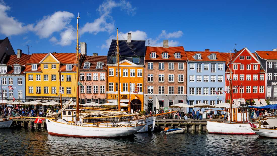 Bunte Häuser in Nyhavn am Hafen von Kopenhagen, Dänemark
