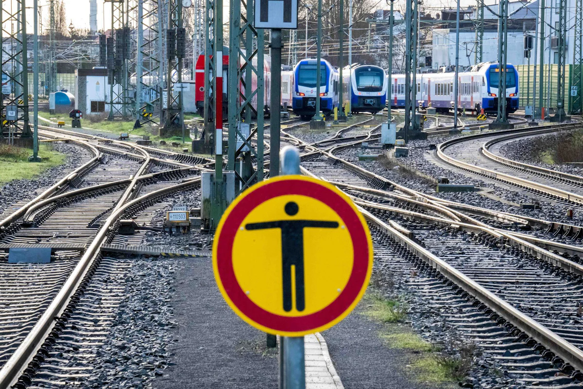Bauarbeiten bei Wunstorf - Erdreich abgesackt: Sperrung der Bahnstrecke Hannover–Bremen - Wirtschaft