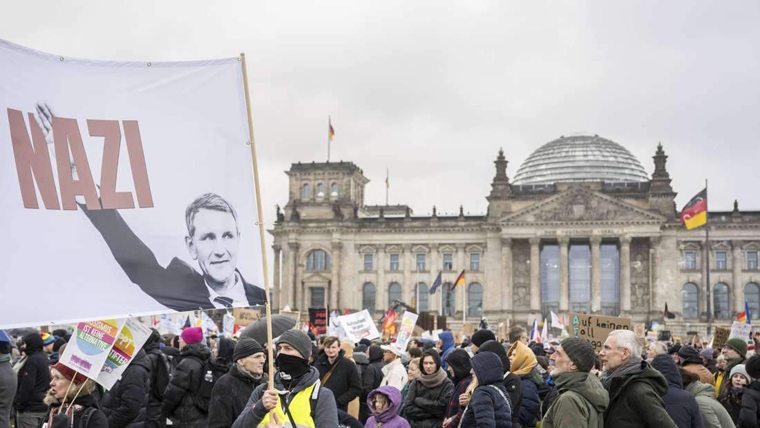 Teilnehmer einer Demonstration unter dem Motto Aktionstag Hand in Hand. ID-Fraktion schließt AfD aus.