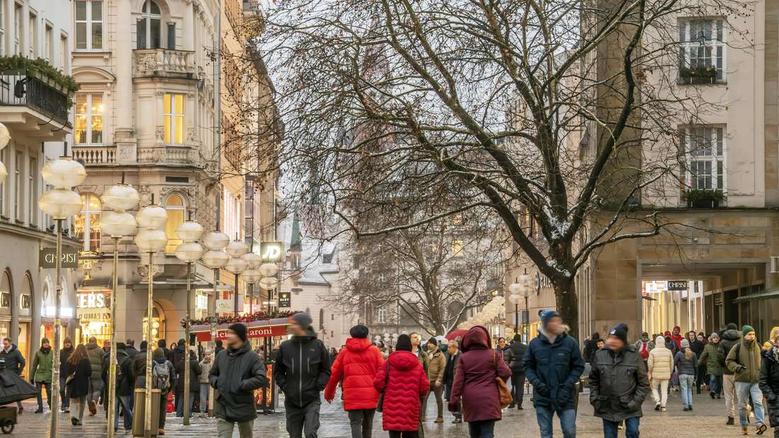 Anziehungspunkt für tausende Münchner und Touristen: Die Kaufingerstraße, die vom Stachus bis zum Marienplatz entlang geht. Ein Laden jagt hier den nächsten, Shopping-Begeisterte kommen voll auf ihre Kosten. 