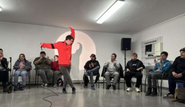 Im Rampenlicht: Frau Kilian zeigt bei der Bandprobe ihre Tanzkünste.