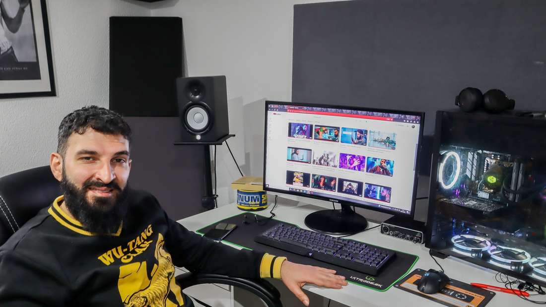 Der Rapper Daniel Kör aus Bebra sitzt vor einem Computer. Auf dem Bildschirm ist sein Youtube-Kanal geöffnet. 