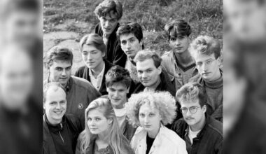 Viele von Ihnen machten Karriere: Ende der 1980er-Jahre ließen sich die Köpfe der ostwestfälischen Musikszene porträtieren. Heute noch erfolgreich sind etwa Frank Spilker von der Band Die Sterne (ganz hinten), Jochen Distelmeyer, einst Kopf der Band Blumfeld (vorletzte Reihe links), und Bernadette Hengst (vorne links).