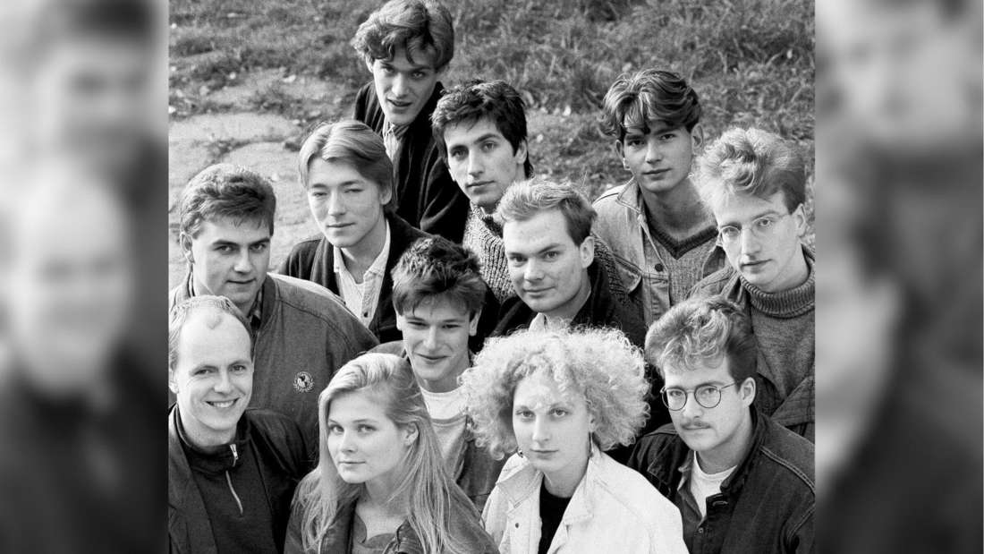 Viele von Ihnen machten Karriere: Ende der 1980er-Jahre ließen sich die Köpfe der ostwestfälischen Musikszene porträtieren. Heute noch erfolgreich sind etwa Frank Spilker von der Band Die Sterne (ganz hinten), Jochen Distelmeyer, einst Kopf der Band Blumfeld (vorletzte Reihe links), und Bernadette Hengst (vorne links).