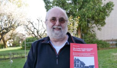 Wilfried Bernhardt aus Grifte hat sich mit der Entstehung der Kleinbahn Gudensberg-Grifte beschäftigt. Er hat darüber ein Buch verfasst, das es nun zu kaufen gibt. Wilfried Bernhardt Grifte Gudensberg Buch Historie Geschichte Eisenbahn April 2025 Foto: Cora Zinn