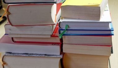 Lesen und Literatur, Bücherstapel liegt auf dem Tisch