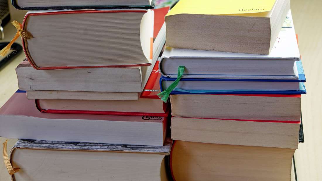 Lesen und Literatur, Bücherstapel liegt auf dem Tisch