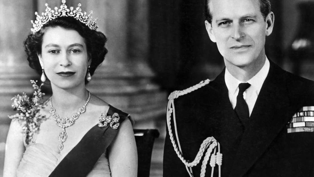 Königin Elizabeth II. und Prinz Philip bei ihrer Diamantenen Hochzeit. Elizabeth trägt das Diamantcollier von Cartier. (Archiv)