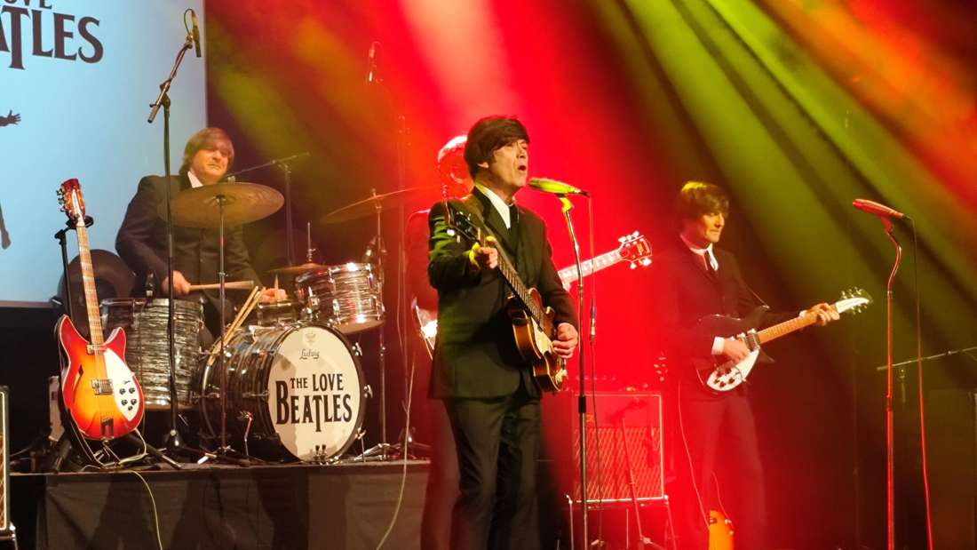 „The Love Beatles“ im Original-Look der Original-Beatles. Das ausverkaufte Diepholzer Theater wurde zurückversetzt in die Zeit der vier Pilzköpfe. - Foto: bhe