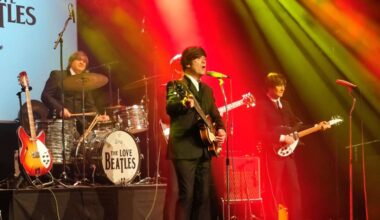 „The Love Beatles“ im Original-Look der Original-Beatles. Das ausverkaufte Diepholzer Theater wurde zurückversetzt in die Zeit der vier Pilzköpfe. - Foto: bhe