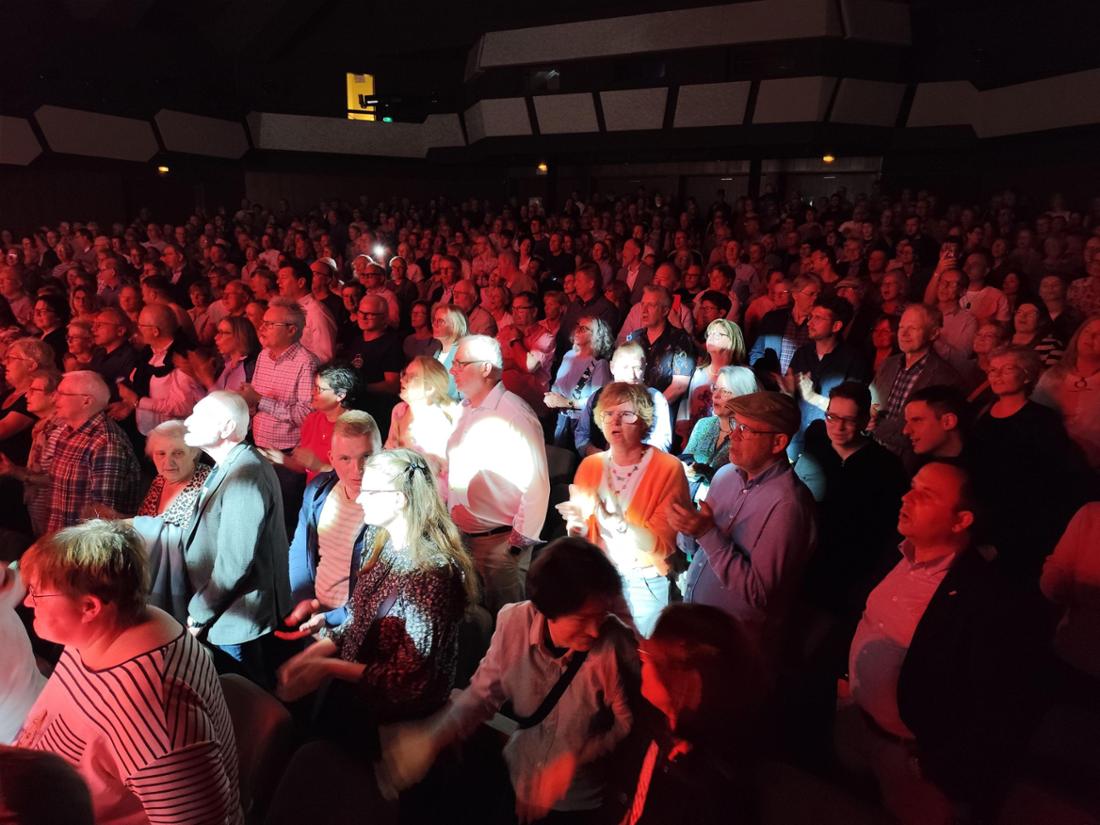 Kein Platz blieb frei beim Konzert der „The Love Beatles“ im Diepholzer Theater.- Foto: bhe